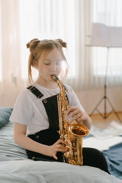 saxophone_girl.jpg